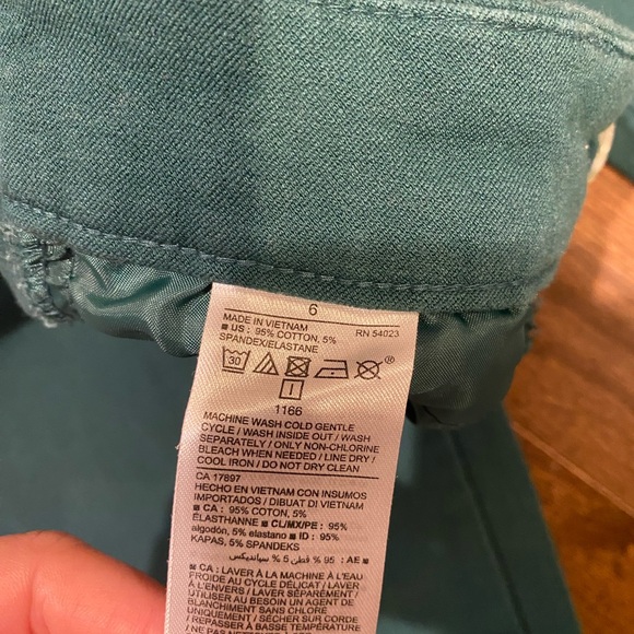 Old Navy Emerald Green Pixie Pants. Size 6 - Picture 2 of 2